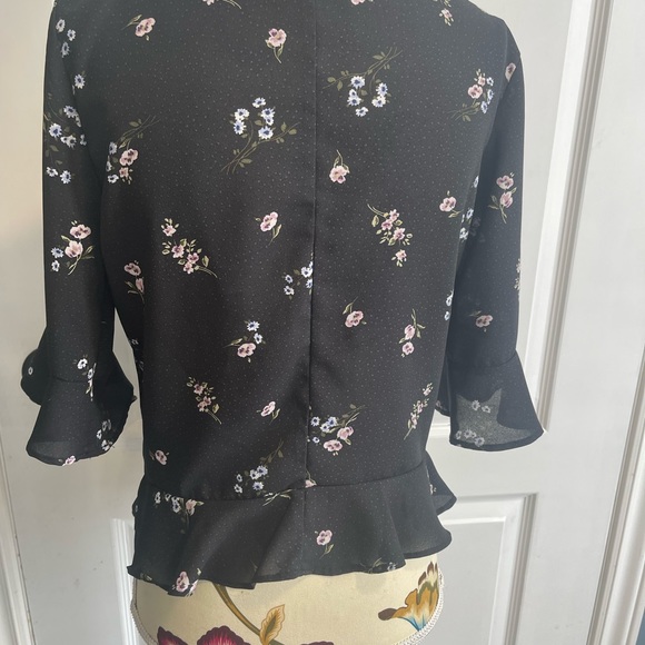 Light weight dynamite flower top - Picture 4 of 5